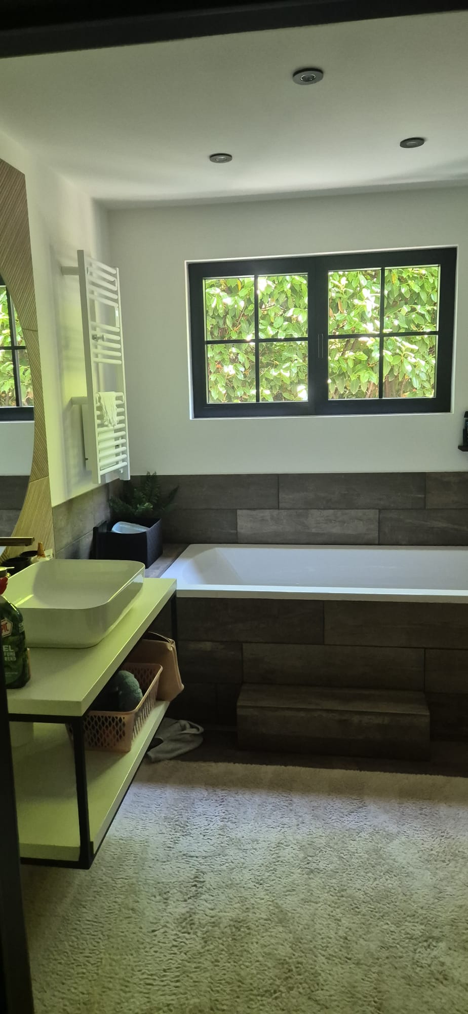 Moderne badkamerrenovatie met ligbad in Limburg door T-Me Construct