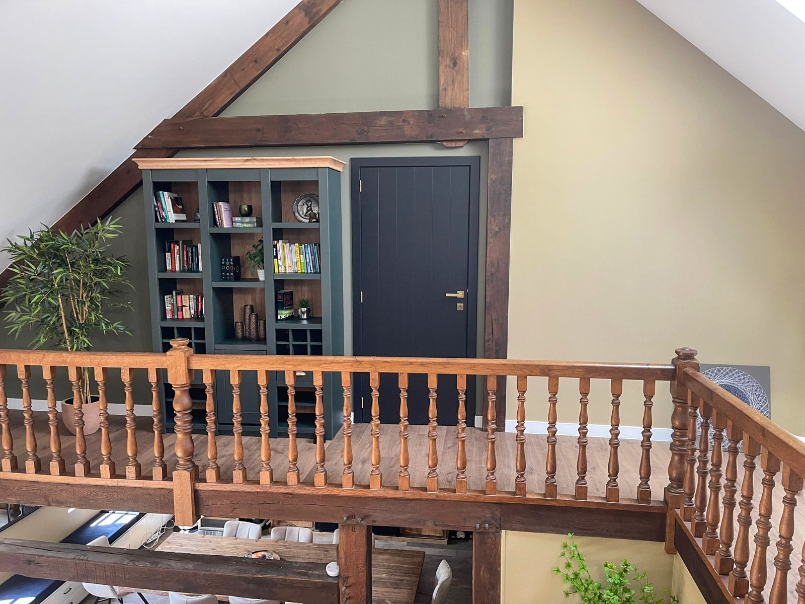 Professionele afwerkingswerken door T-Me Construct - houten balken en ingebouwde kasten