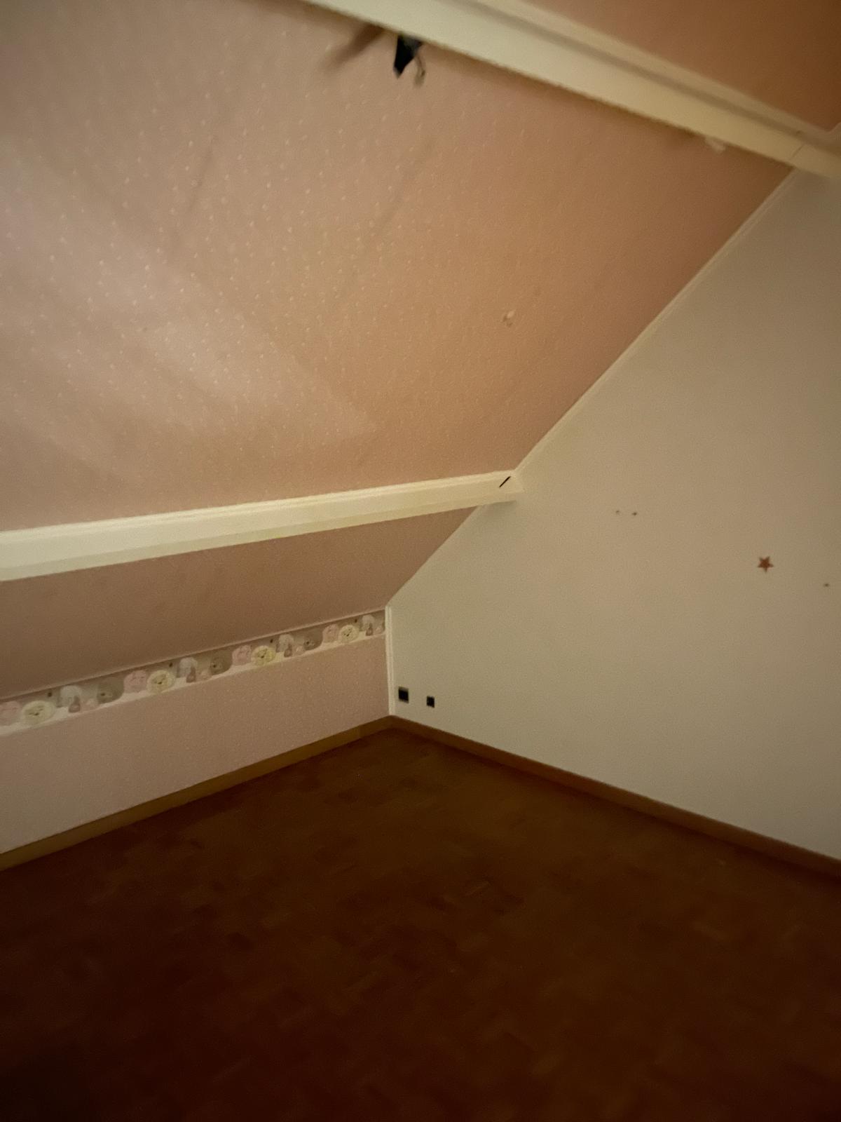 Lege zolderruimte met houten balken voor badkamerrenovatie Tessenderlo - T-Me Construct