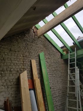 Kale zolder met bakstenen muren voor duplex verbouwing Limburg - T-Me Construct gyprocwerken